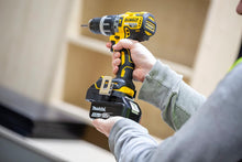 Load image into Gallery viewer, Badaptor MAK-DEW - 18V battery adapter compatible with Makita batteries. For use on DeWalt tools.
